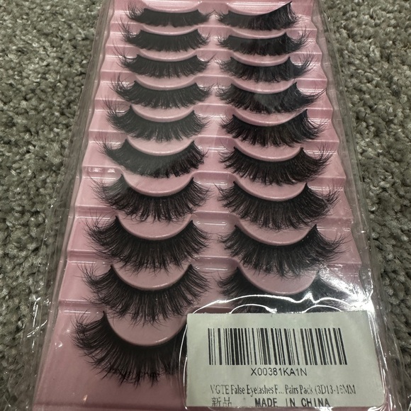 Lashes - Picture 1 of 3